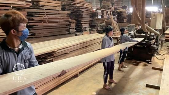งานผลิตพื้นไม้ตะแบกรางลิ้น 1x8 BDSTIMBER