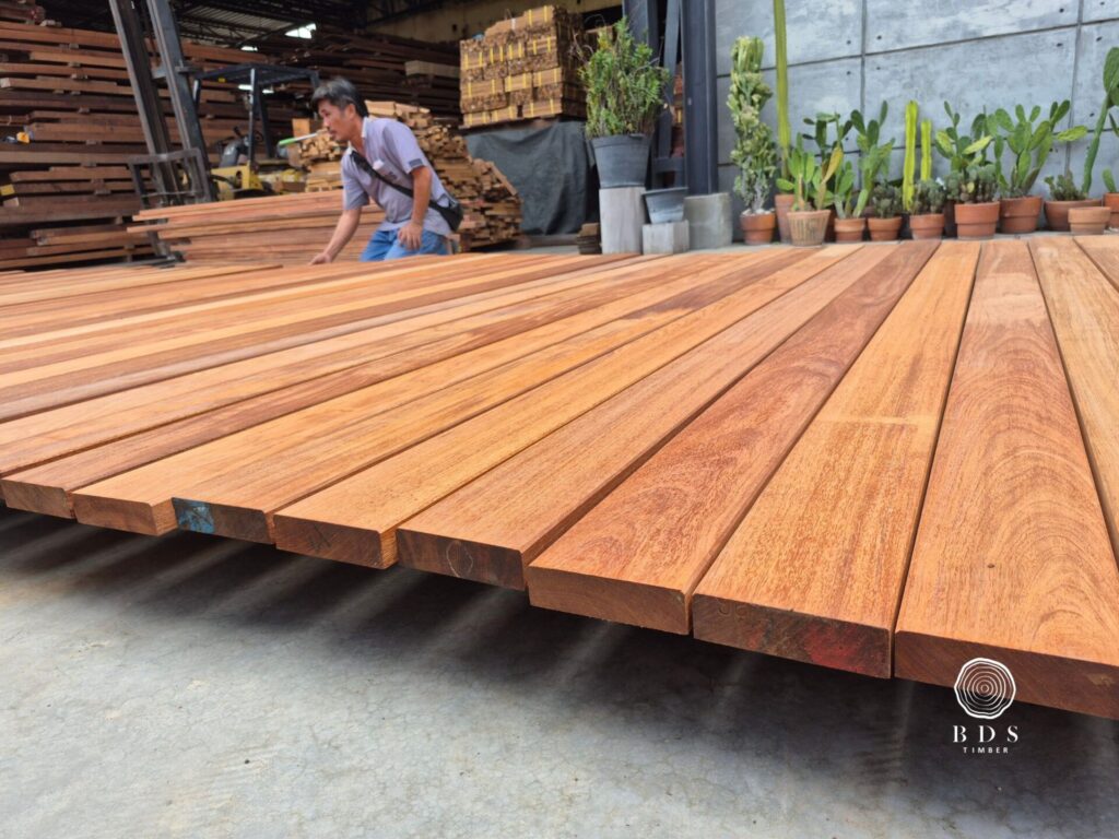 พื้นไม้แดง