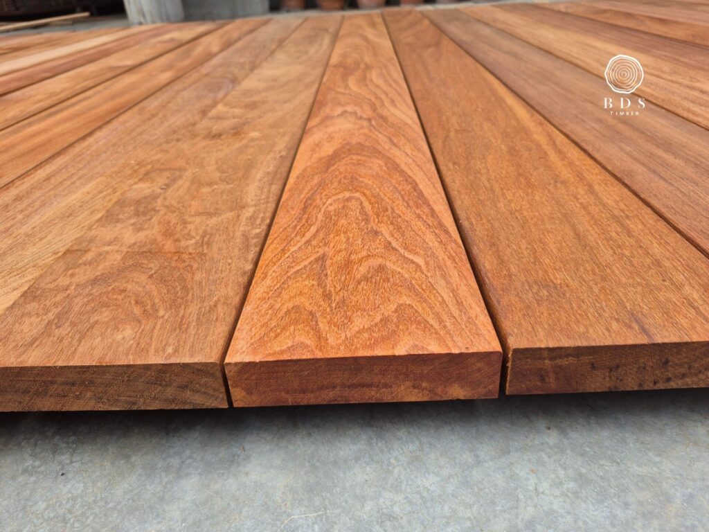 พื้นระเบียงไม้แดง