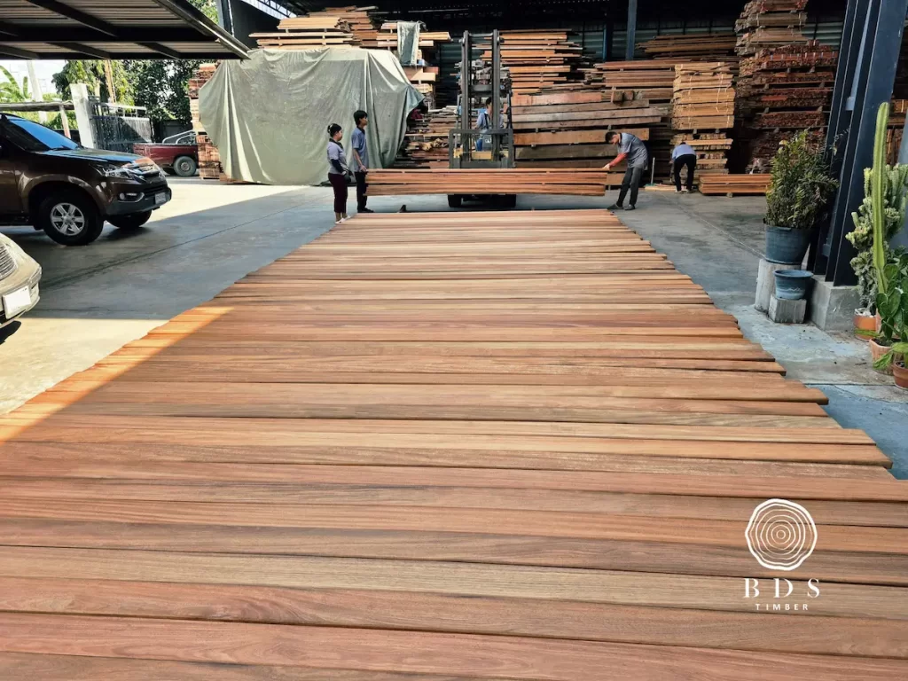 พื้นไม้แดงปูภายนอก ขนาด 1.5x6 ยาว 3.00-4.50 ม.
