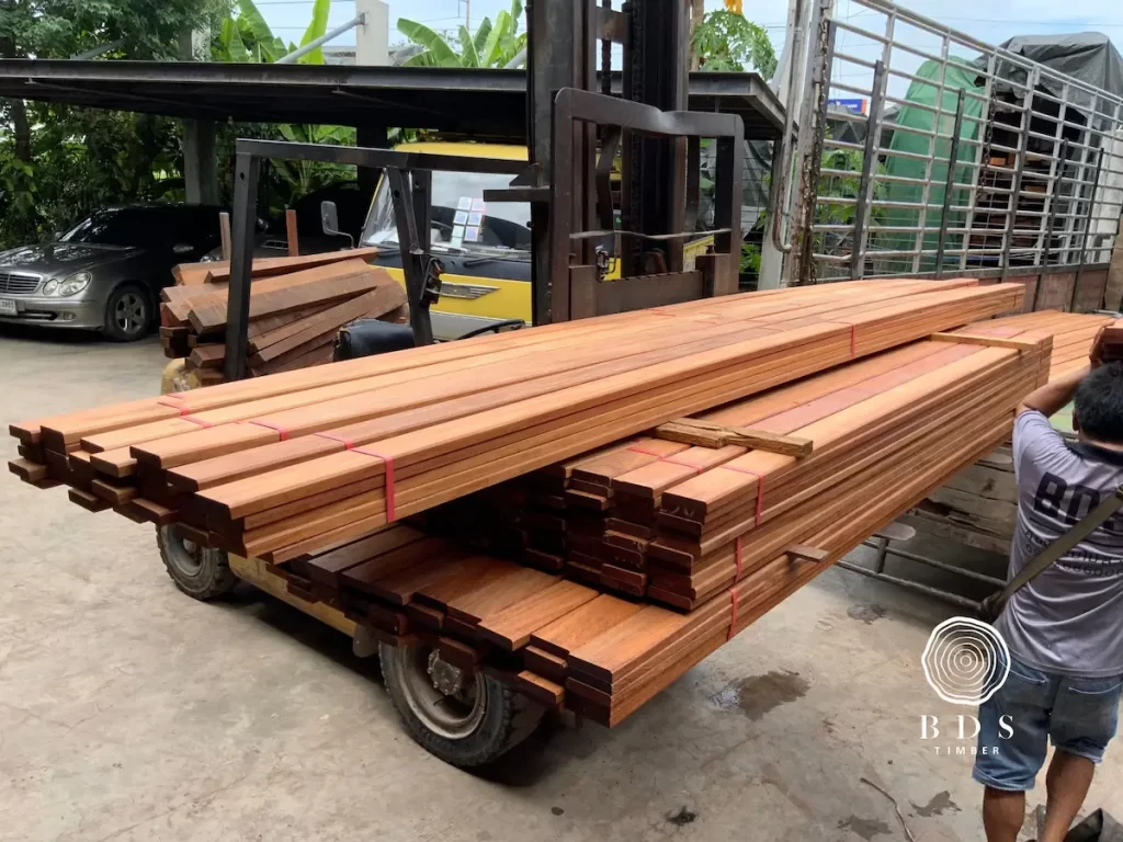 พื้นไม้แดงลบมุม ขนาด 1 x 4 ยาว 2.50-4.00ม. ปูรอบสระว่ายน้ำกลางแจ้ง