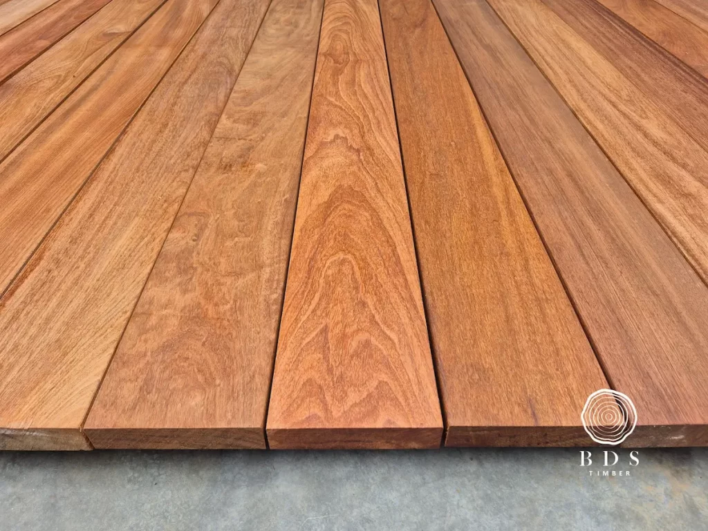ลวดลายไม้แดง