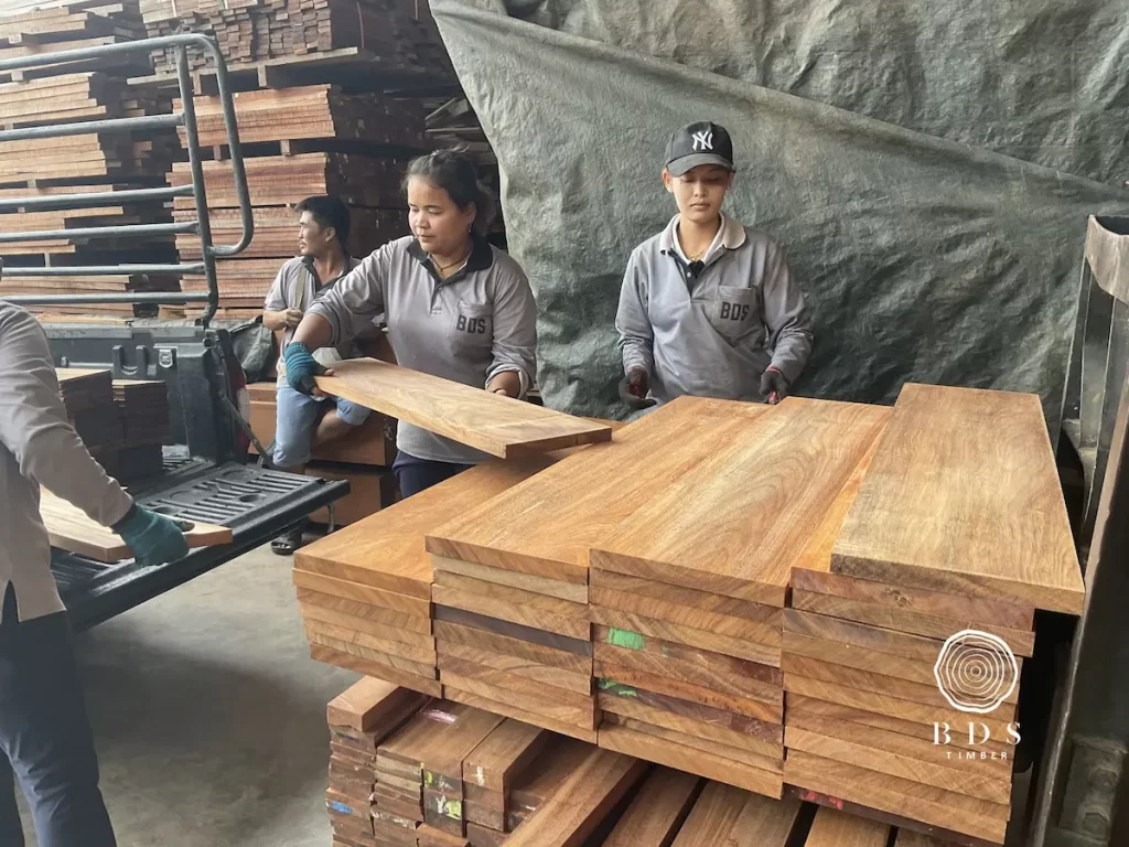 บันไดไม้เนื้อแข็งไสเรียบ