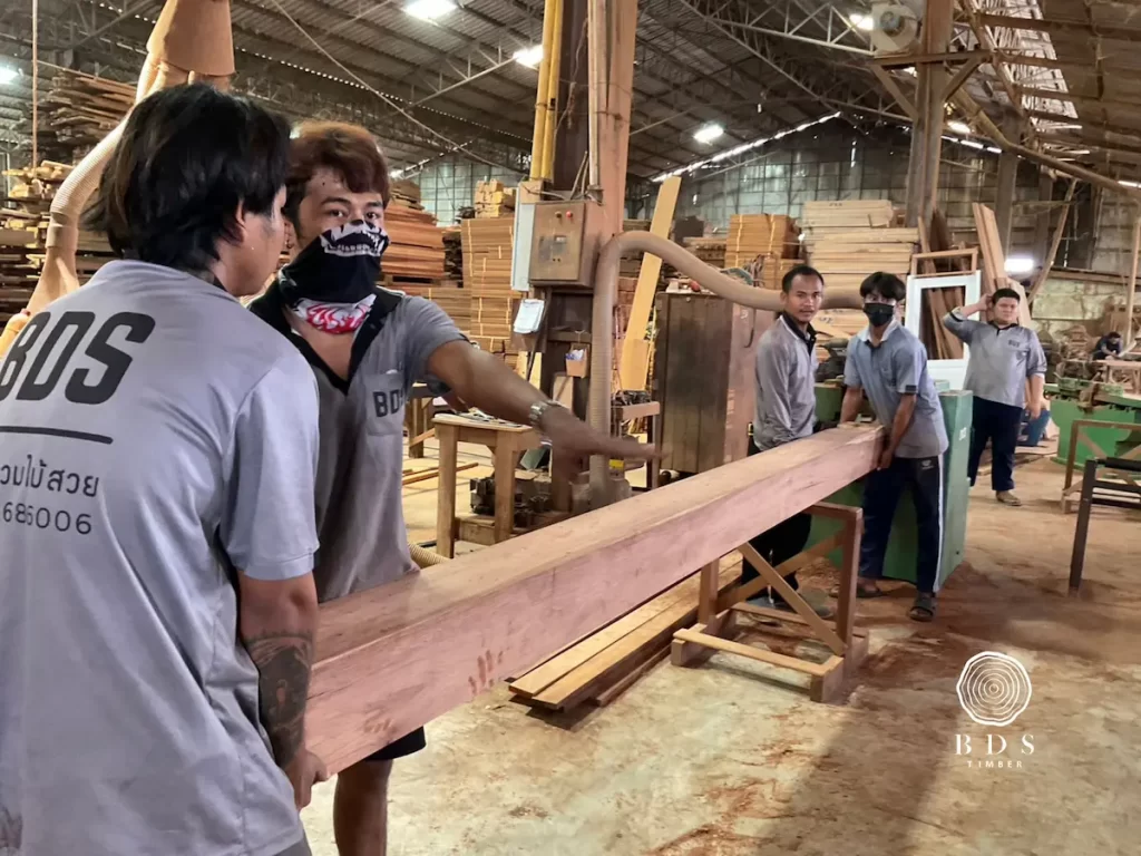ผลิตเสาไม้แดง