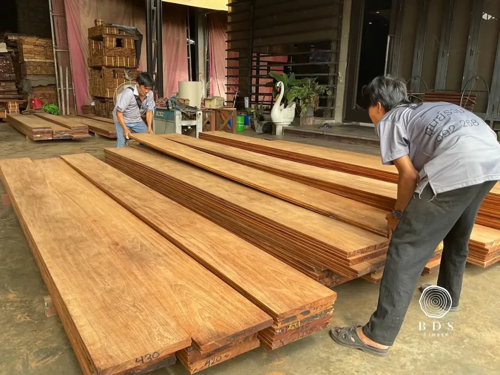 พื้นไม้แดงแผ่นใหญ่พิเศษ