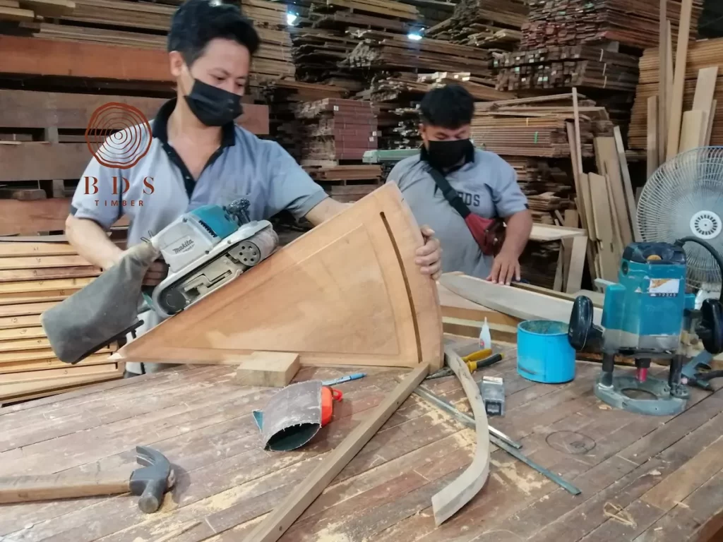รับผลิตบันไดวนไม้มะค่า