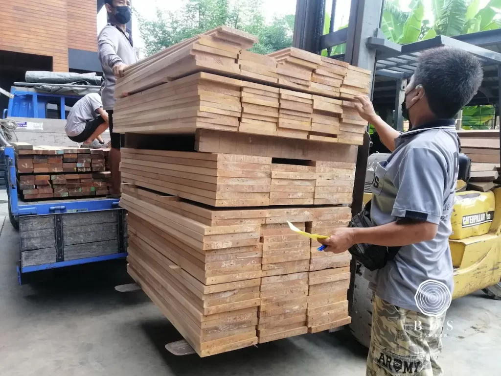 รับผลิตบันไดไม้ตะแบก